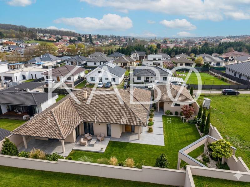 Gemini_Generated_Image_b277rbb277rbb277 (1).jpg