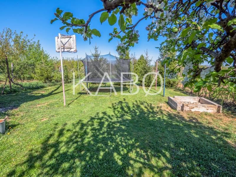 Čarovná oáza pokoja – Viničná chata s rozľahlým pozemkom 1361 m²