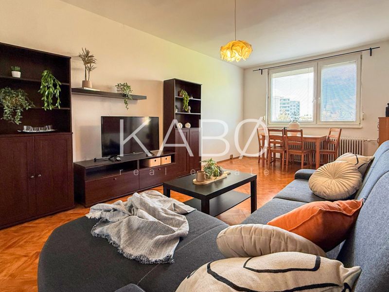  2 izbový BYT S VÝHĽADOM NA HRAD – CHRENOVÁ, TR. A. HLINKU
