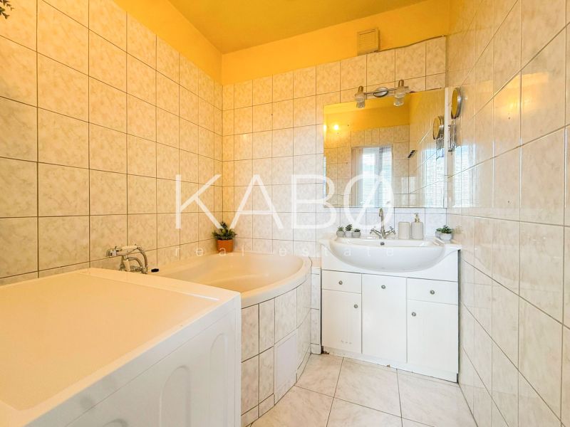  2 izbový BYT S VÝHĽADOM NA HRAD – CHRENOVÁ, TR. A. HLINKU