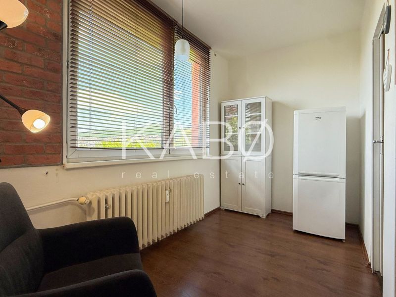  2 izbový BYT S VÝHĽADOM NA HRAD – CHRENOVÁ, TR. A. HLINKU