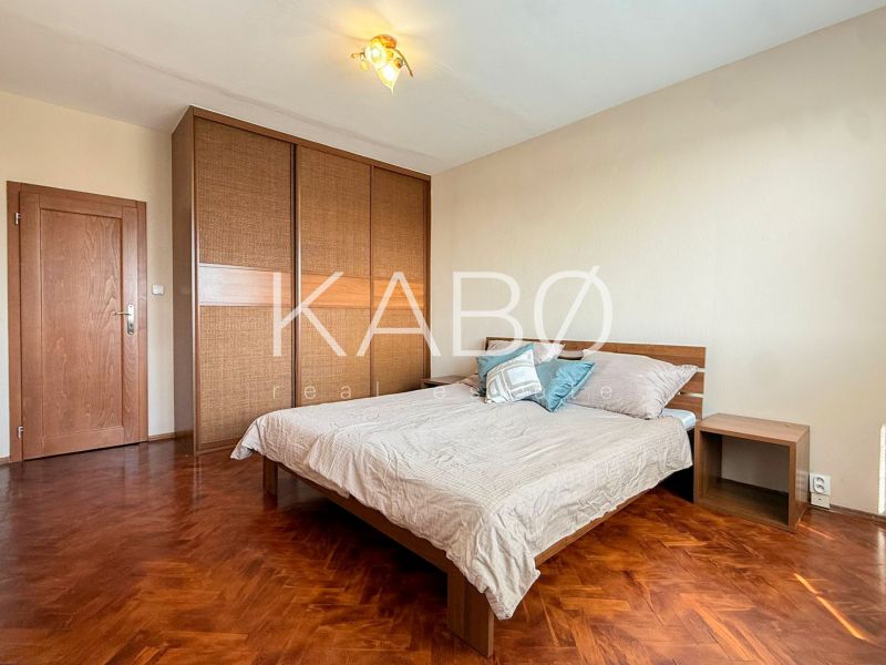  2 izbový BYT S VÝHĽADOM NA HRAD – CHRENOVÁ, TR. A. HLINKU