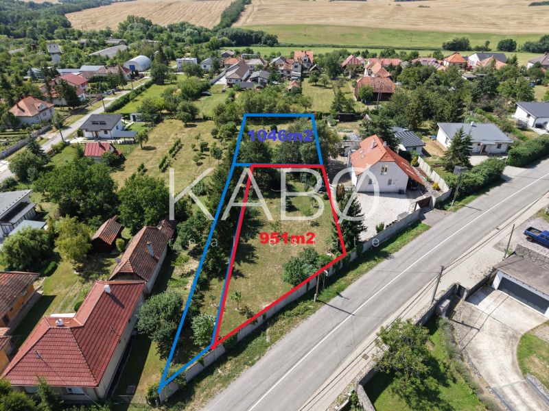 Stavebný pozemok 1046m2 + súkromná prístupová cesta