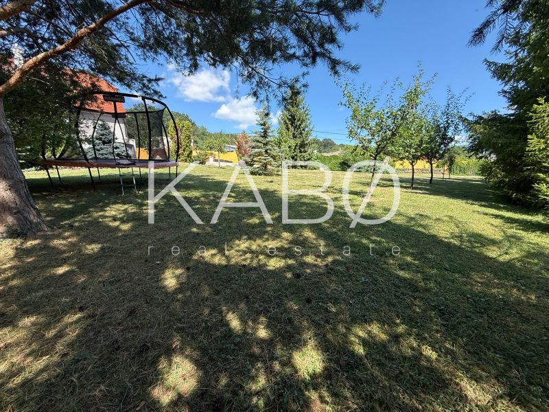 Stavebný pozemok 1046m2 + súkromná prístupová cesta