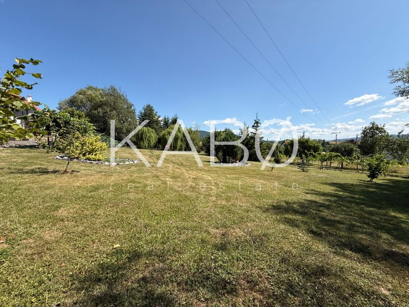 Stavebný pozemok 1046m2 + súkromná prístupová cesta