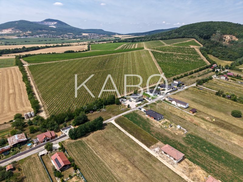 Ideálny stavebný pozemok v Jelenci - 848 m2 