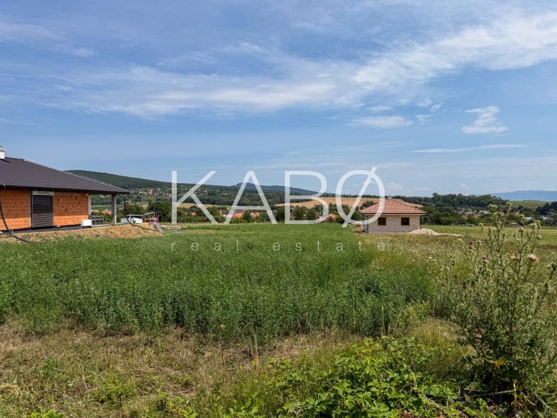 Ideálny stavebný pozemok v Jelenci - 848 m2 
