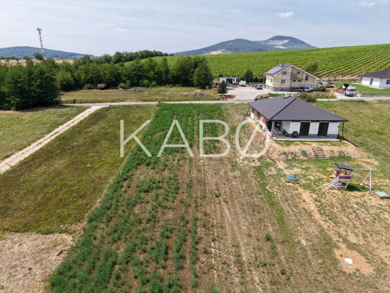 Ideálny stavebný pozemok v Jelenci - 848 m2 