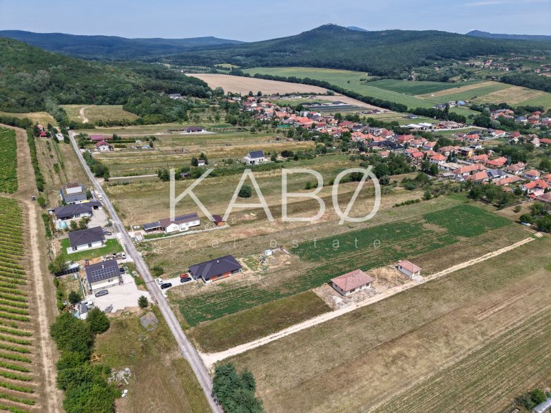 Ideálny stavebný pozemok v Jelenci - 848 m2 
