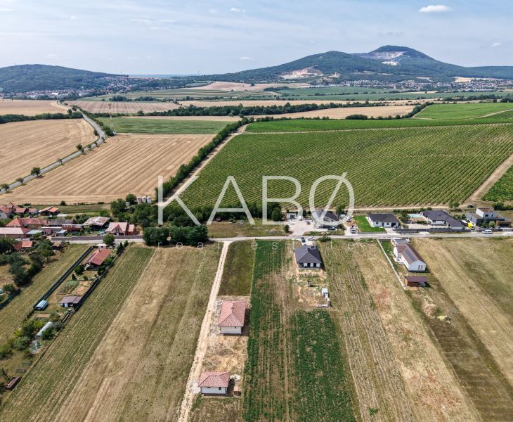 Ideálny stavebný pozemok v Jelenci - 848 m2 