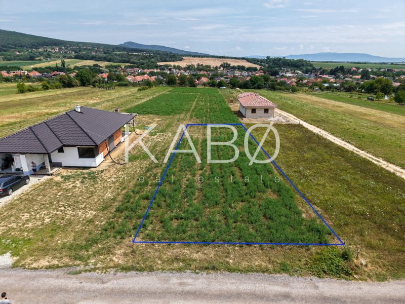 Ideálny stavebný pozemok v Jelenci - 848 m2 