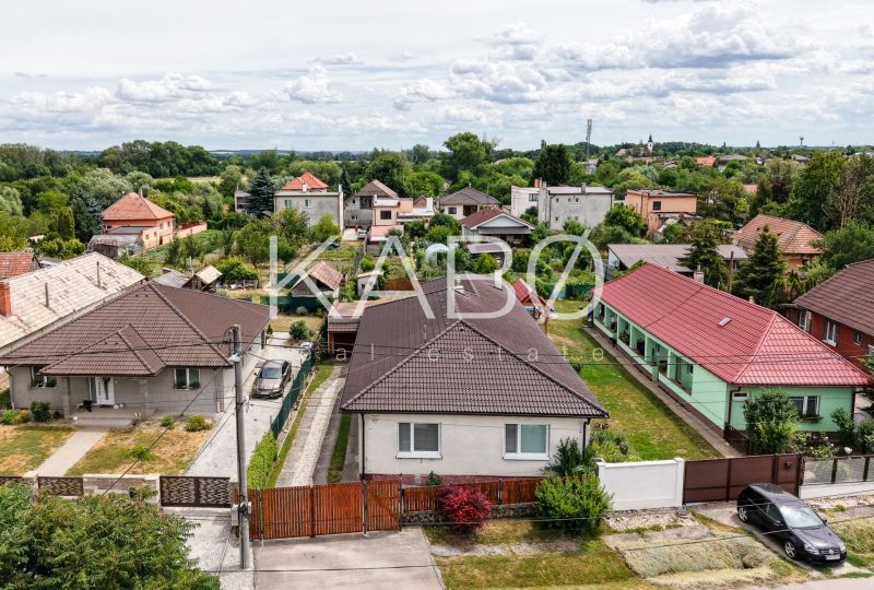 Priestranný 4 izbový rodinný dom po rekonštrukcii - Branč 