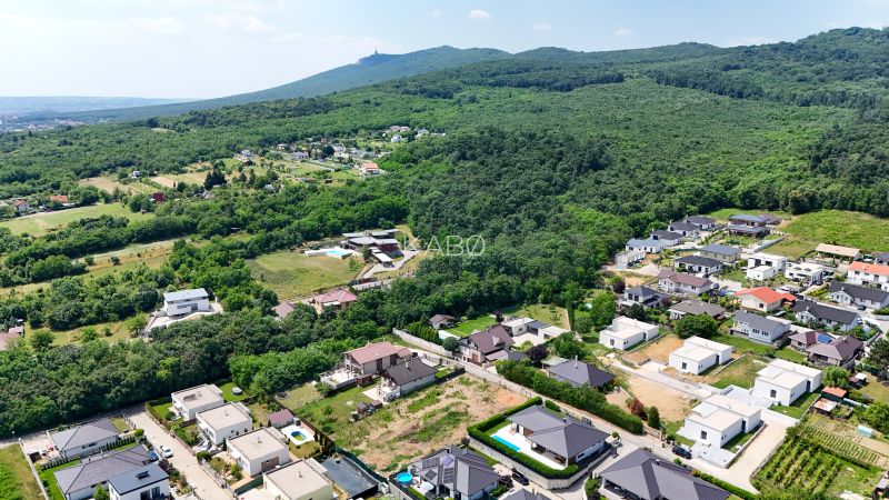Pozemok pri lese so stavebným povolením - 805 m2 - Štitáre 