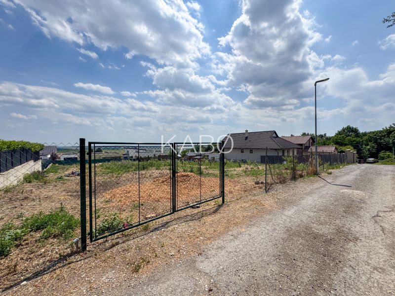 Pozemok pri lese so stavebným povolením - 805 m2 - Štitáre 