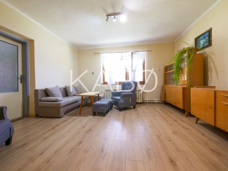 Rodinný dom s krásnym 18 á pozemkom ( stavebným) - Nové Sady 