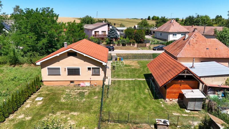 Rodinný dom s krásnym 18 á pozemkom ( stavebným) - Nové Sady 
