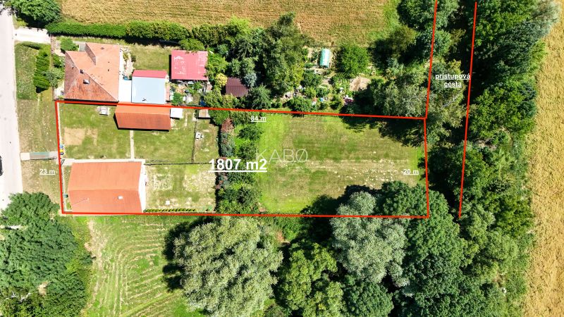 Rodinný dom s krásnym 18 á pozemkom ( stavebným) - Nové Sady 