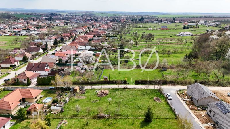Nádherný pozemok pri lese - 687 m2 - Jelenec