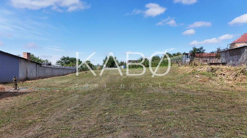 Stavebný pozemok 1 750 m² v centre obce Rumanová