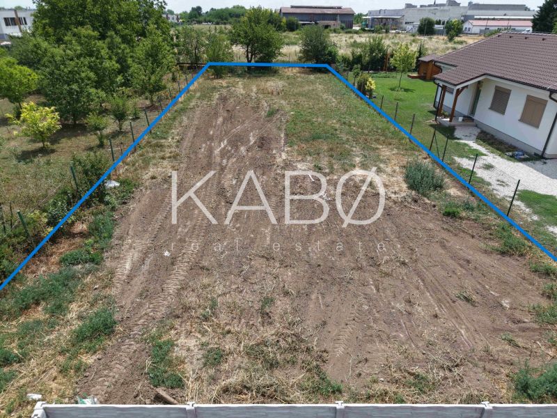 Stavebný pozemok 880 m² + prístupová cesta so sieťami Ivanka pri Nitre