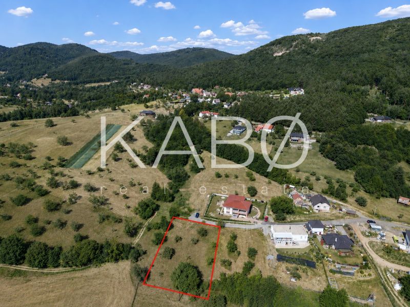 Ideálny Stavebný pozemok 1 353 m² pri Tajchu s krásnymi výhľadmi
