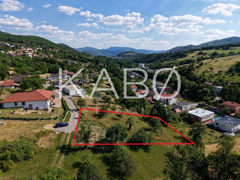Ideálny Stavebný pozemok 1 353 m² pri Tajchu s krásnymi výhľadmi