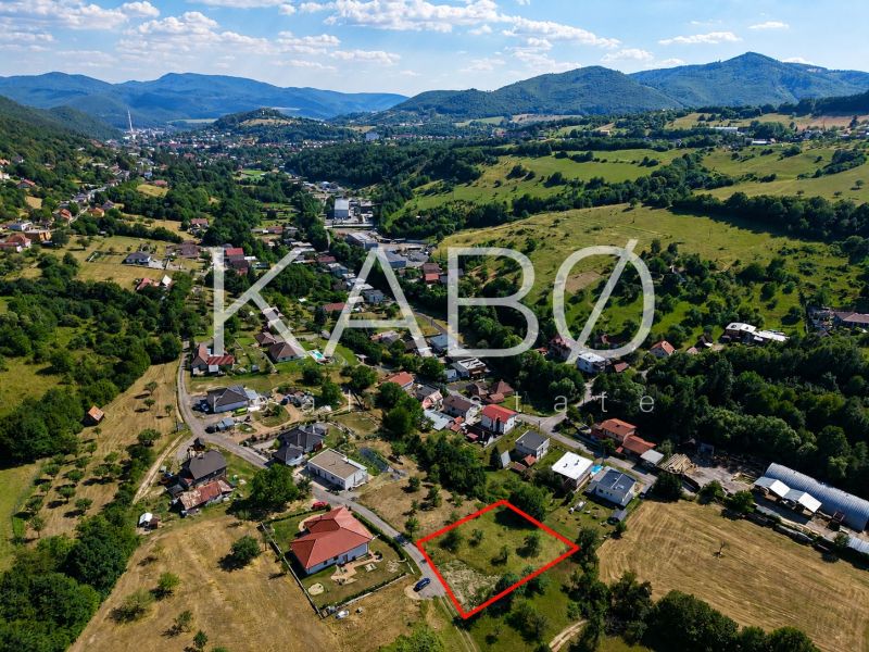 Ideálny Stavebný pozemok 1 353 m² pri Tajchu s krásnymi výhľadmi