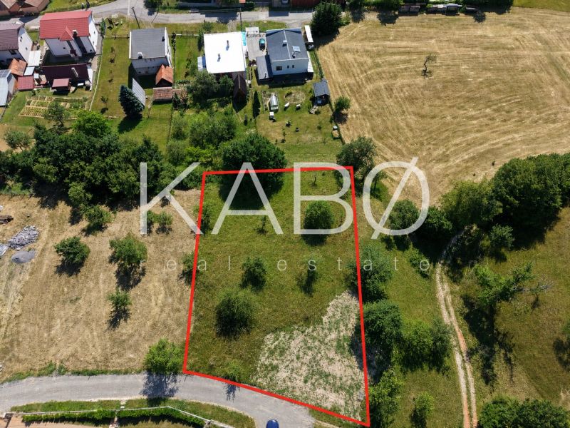 Ideálny Stavebný pozemok 1 353 m² pri Tajchu s krásnymi výhľadmi