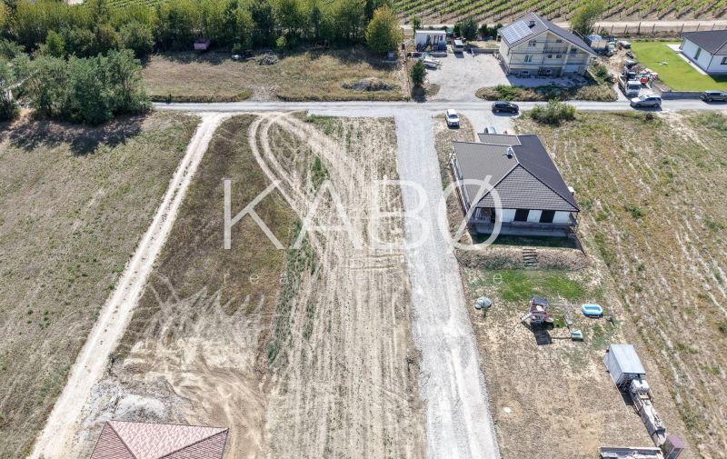 Ideálny stavebný pozemok v Jelenci - 848 m2 