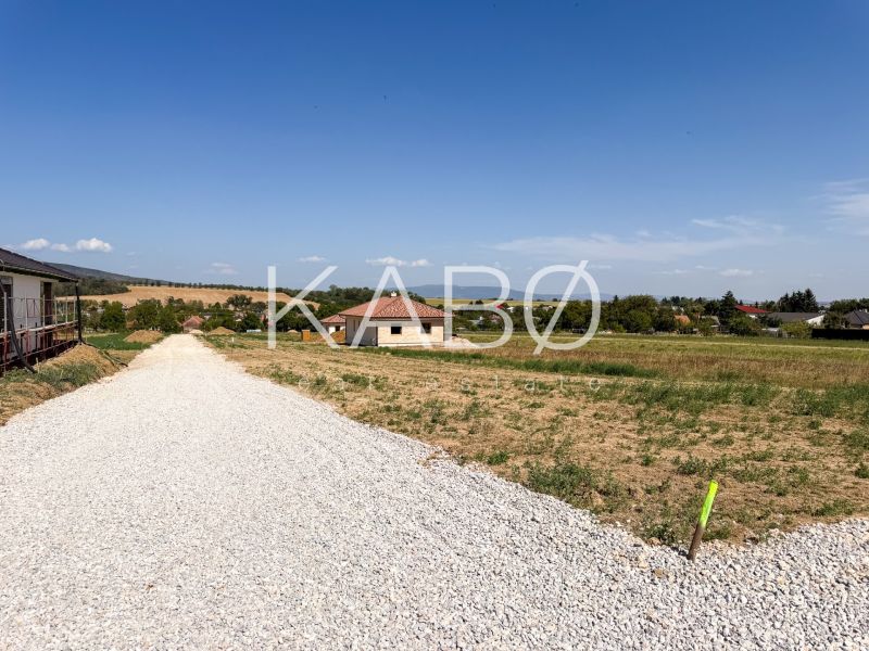 Ideálny stavebný pozemok v Jelenci - 848 m2 