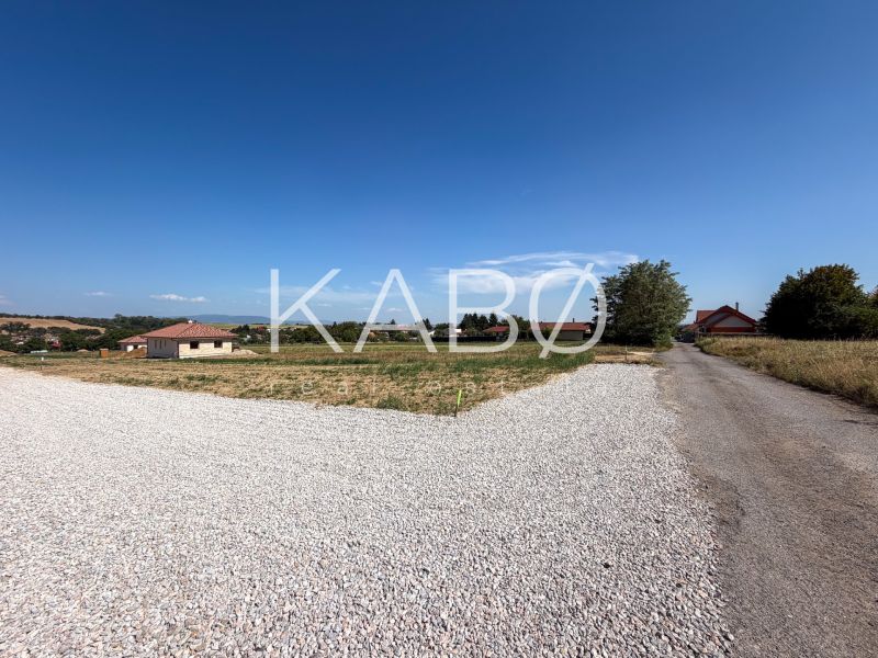 Ideálny stavebný pozemok v Jelenci - 848 m2 