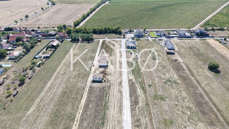 Ideálny stavebný pozemok v Jelenci - 848 m2 