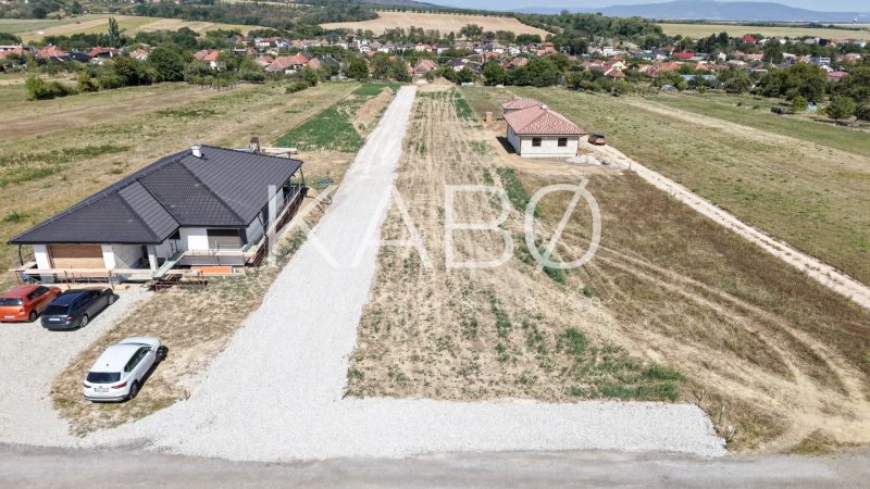 Ideálny stavebný pozemok v Jelenci - 848 m2 