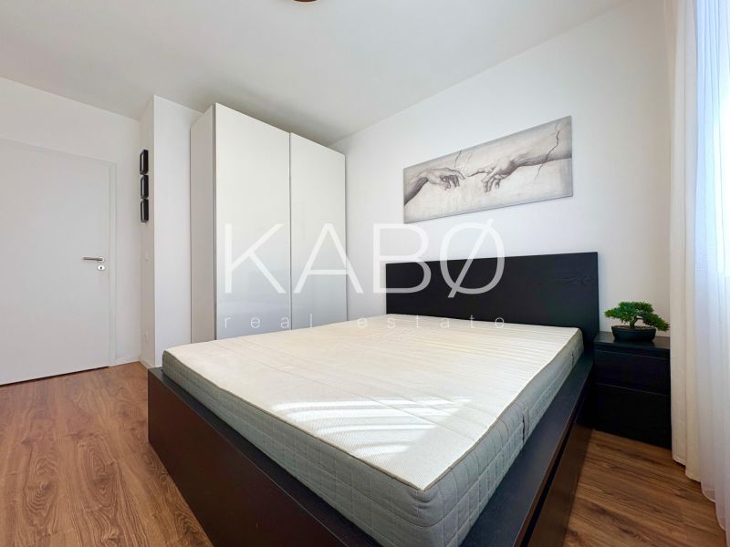 Prerobený a zariadený 2i byt - balkón - garážové státie