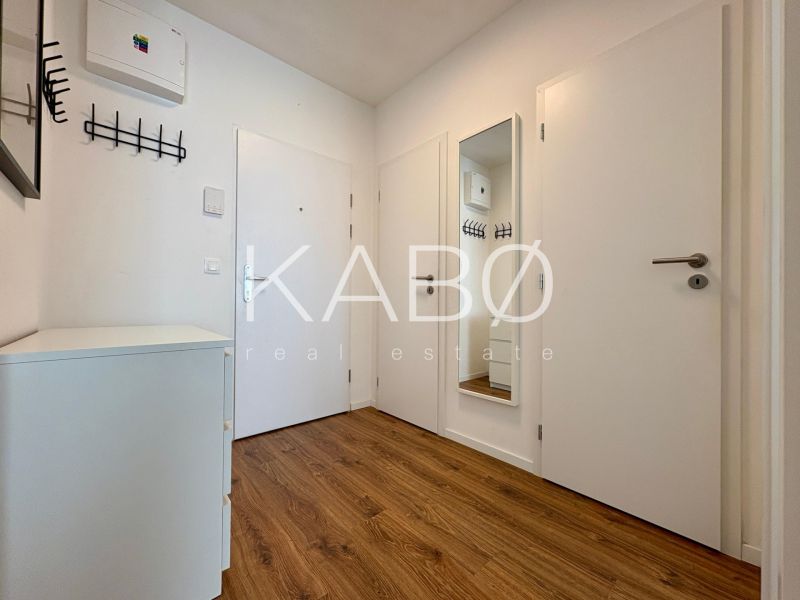 Prerobený a zariadený 2i byt - balkón - garážové státie