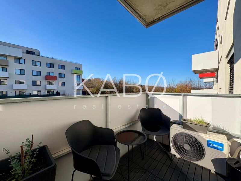 Prerobený a zariadený 2i byt - balkón - garážové státie