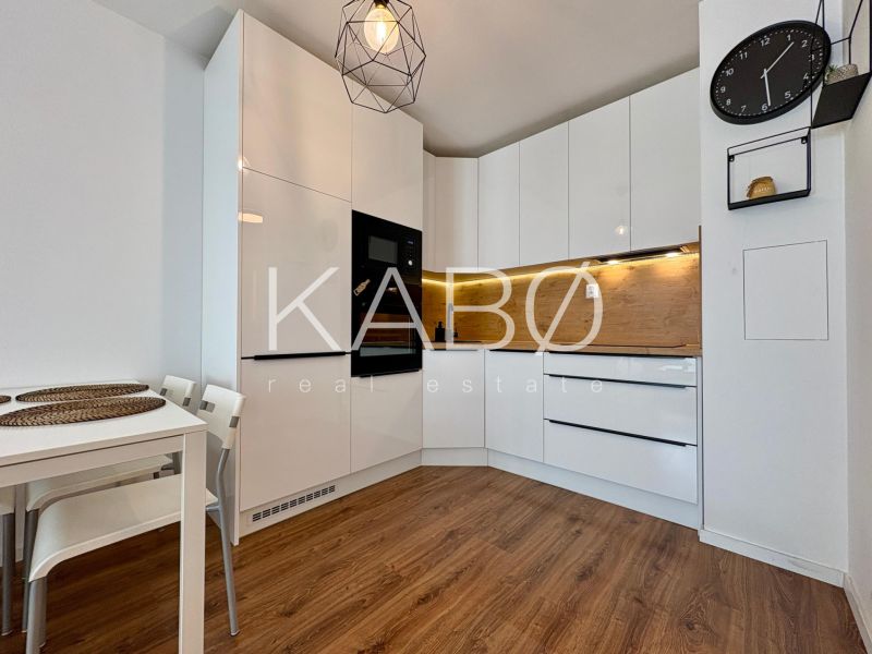 Prerobený a zariadený 2i byt - balkón - garážové státie
