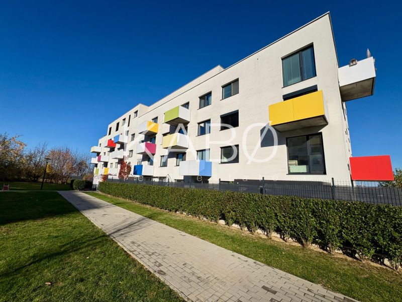 Prerobený a zariadený 2i byt - balkón - garážové státie