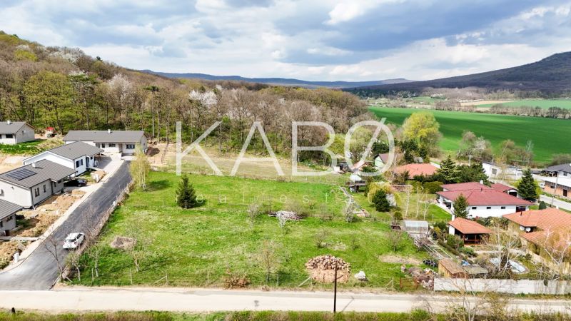 Ideálny stavebný pozemok - 687 m2 - Jelenec