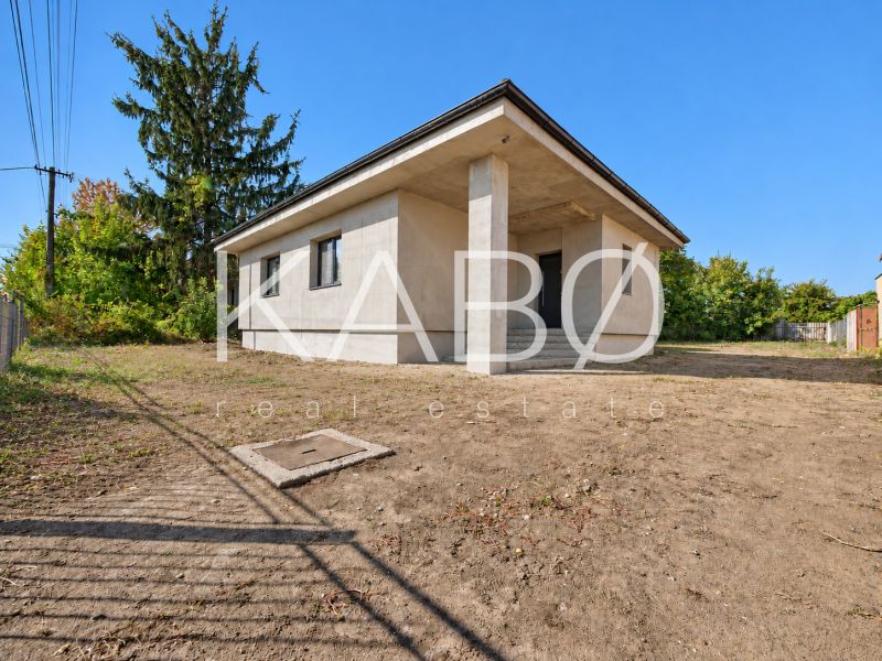 Dom po rekonštrukcii, terasa a 932 m² pozemku v Ivanke pri Nitre