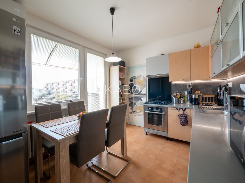 Prenájom 4 izbový byt s balkónom - Čajkovského ulica 